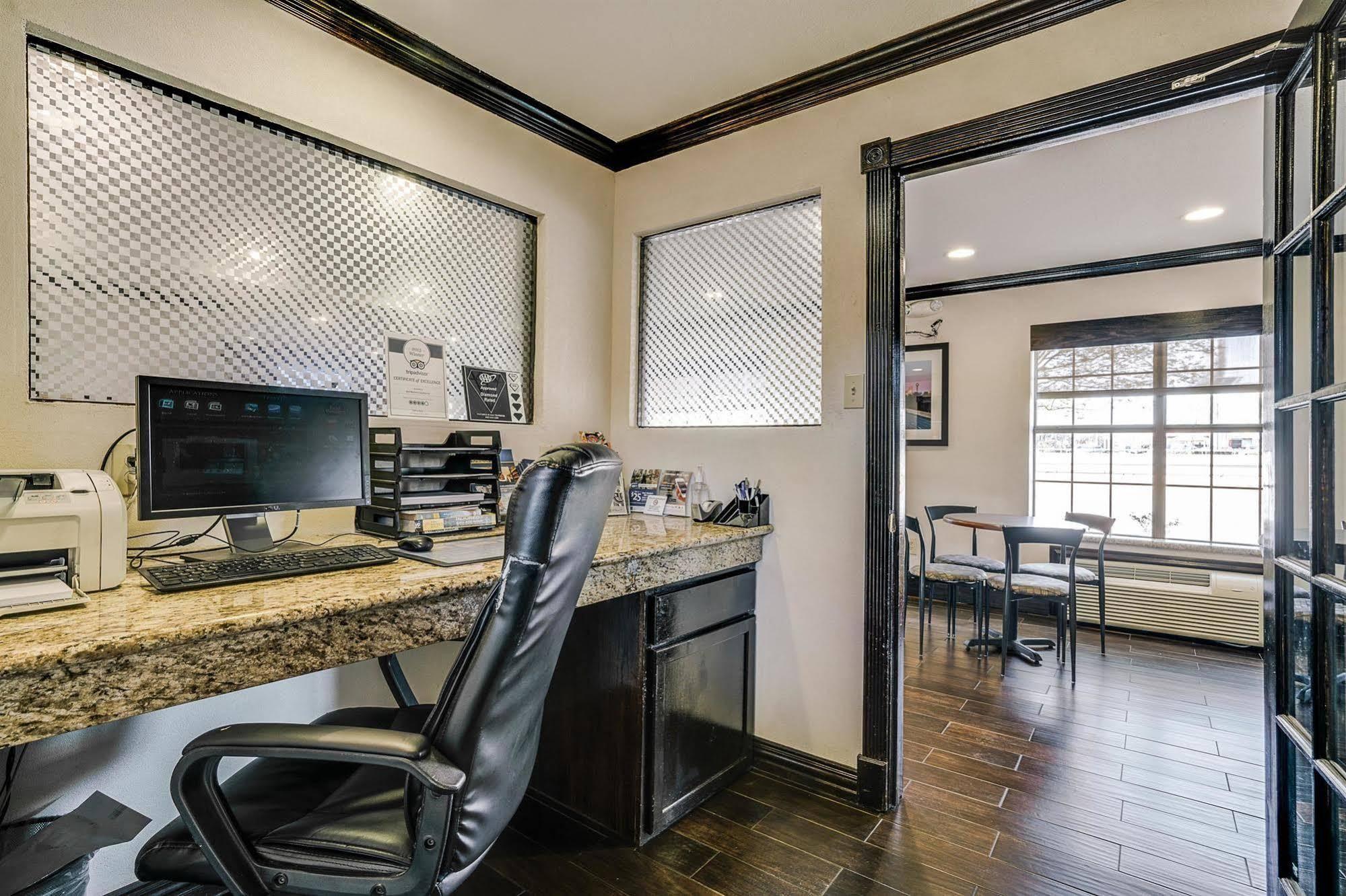 Quality Inn & Suites Dallas-Cityplace Dış mekan fotoğraf