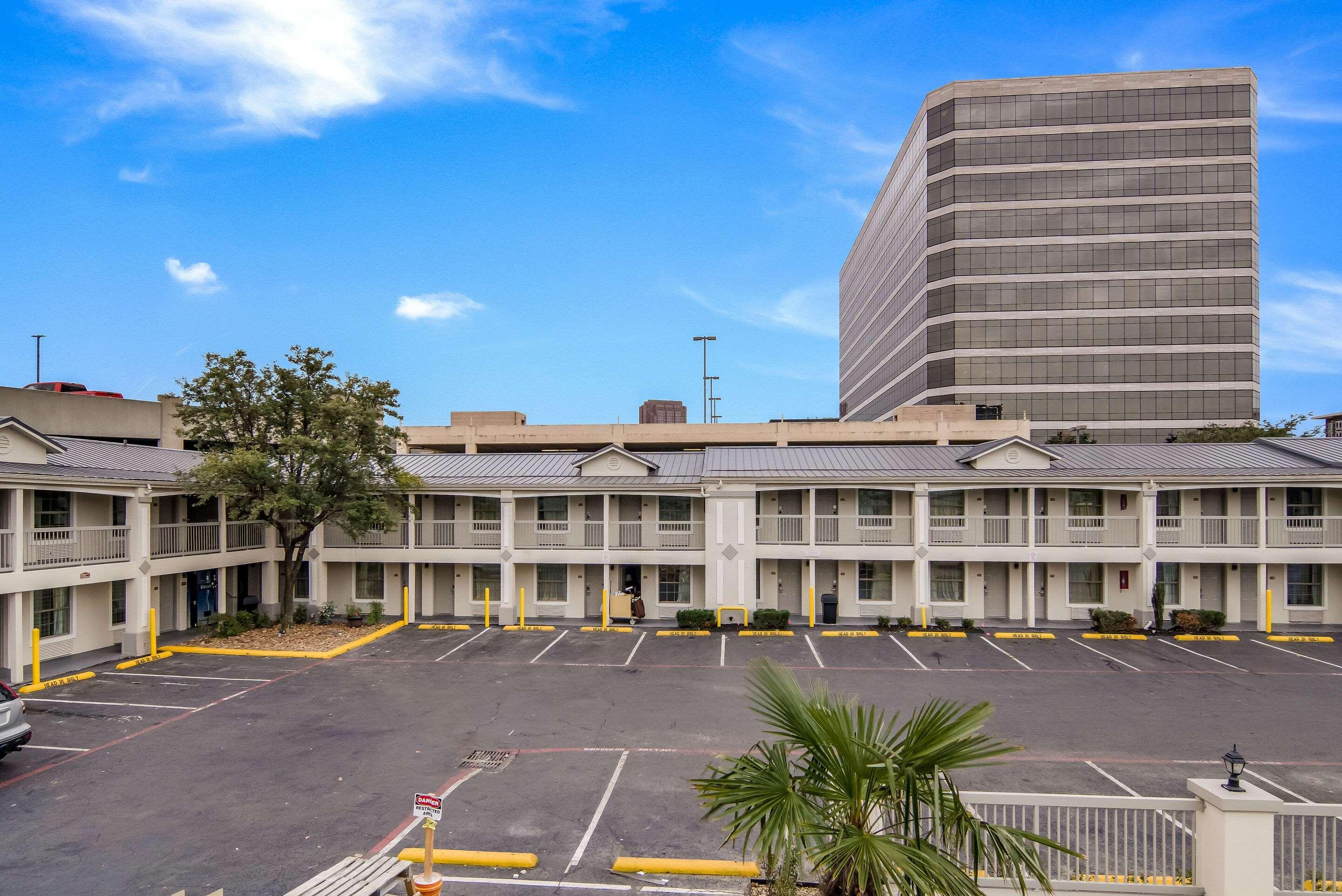 Quality Inn & Suites Dallas-Cityplace Dış mekan fotoğraf